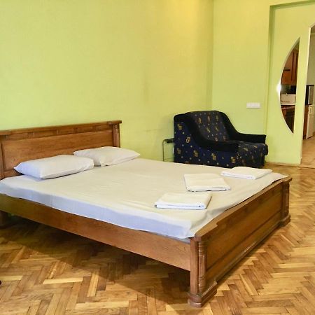 Svobody, Apartments Near The Opera Lviv Buitenkant foto