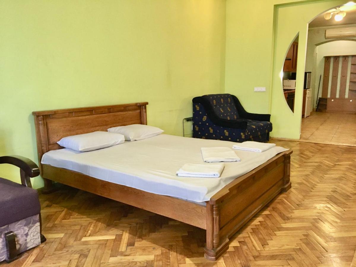 Svobody, Apartments Near The Opera Lviv Buitenkant foto